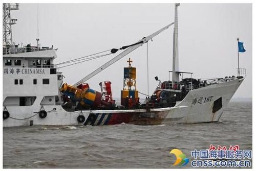 1月3日,吴淞海事局海事巡逻船正在事故海域进行临时航道管理.